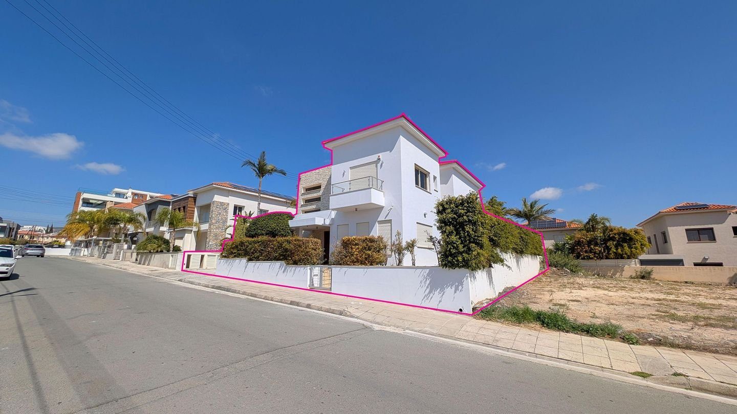 Elegant 4-Bedroom Home with Basement & Pool in Agios Athanasios, Limassol photo 5