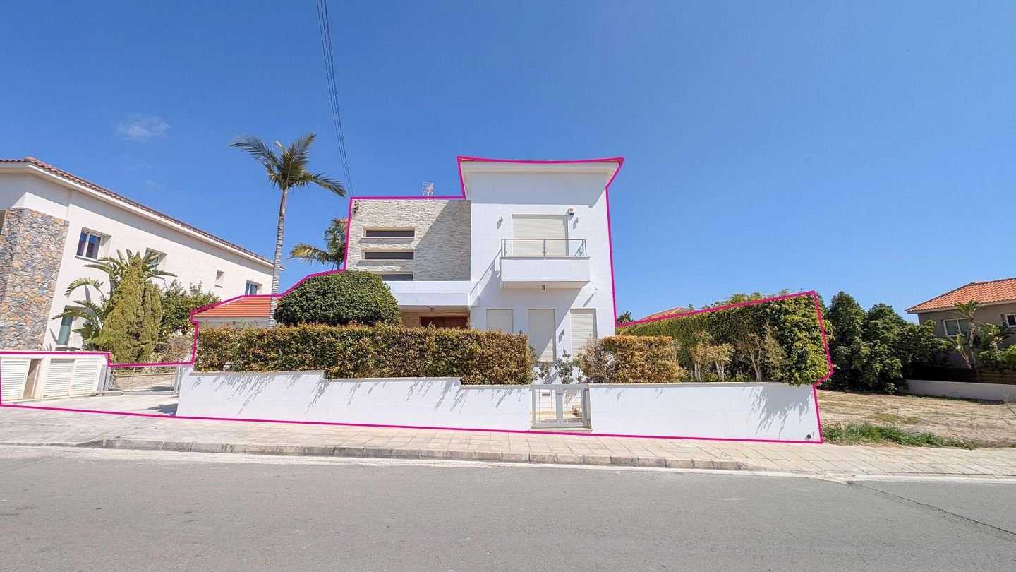 Elegant 4-Bedroom Home with Basement & Pool in Agios Athanasios, Limassol photo 8