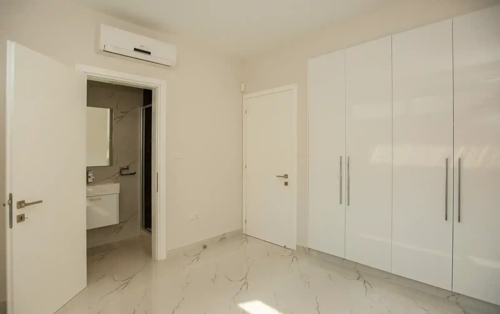 4 BR Villa in Agios Tychonas, Limassol photo 10