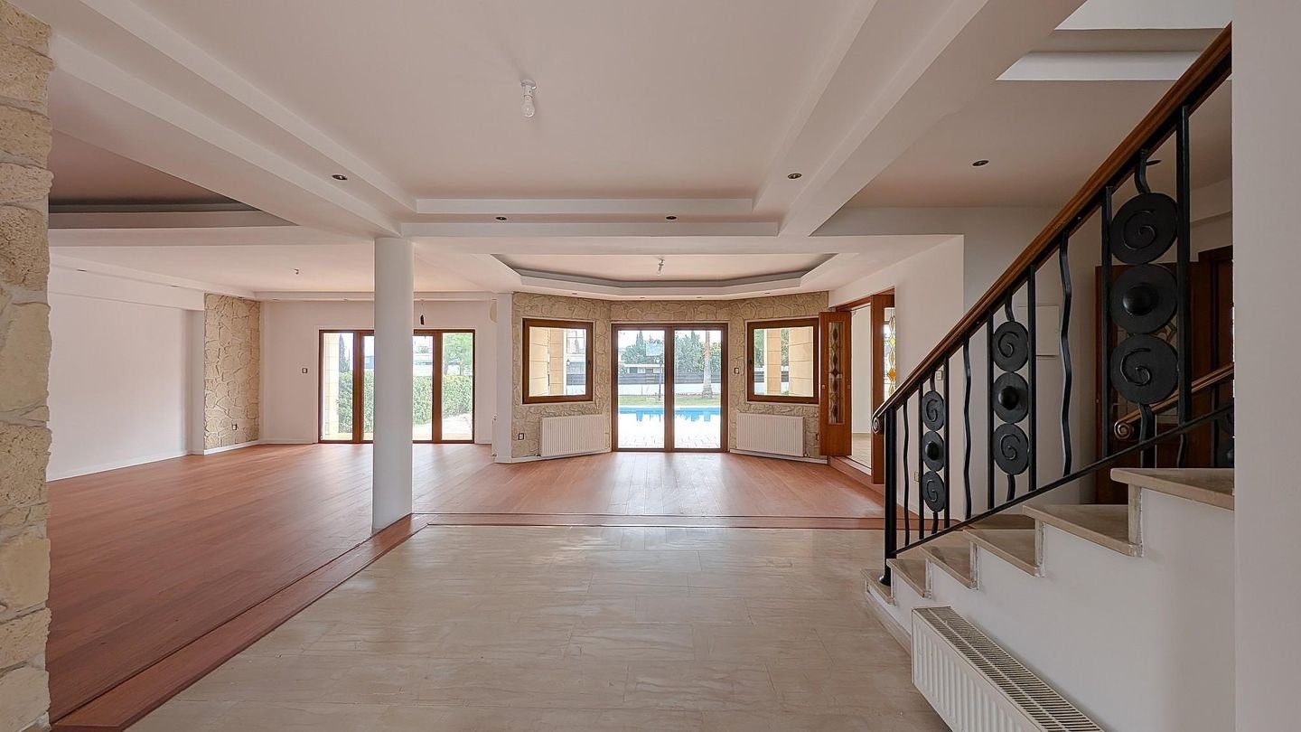 Luxurious Mansion in Agios Georgios, Latsia, Nicosia photo 12