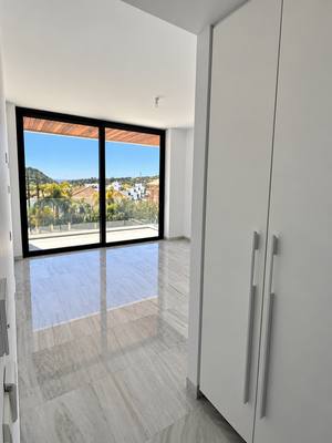 3 BR Villa with Sea and Mountain Views in Agios Tychonas, Limassol thumbnail 4