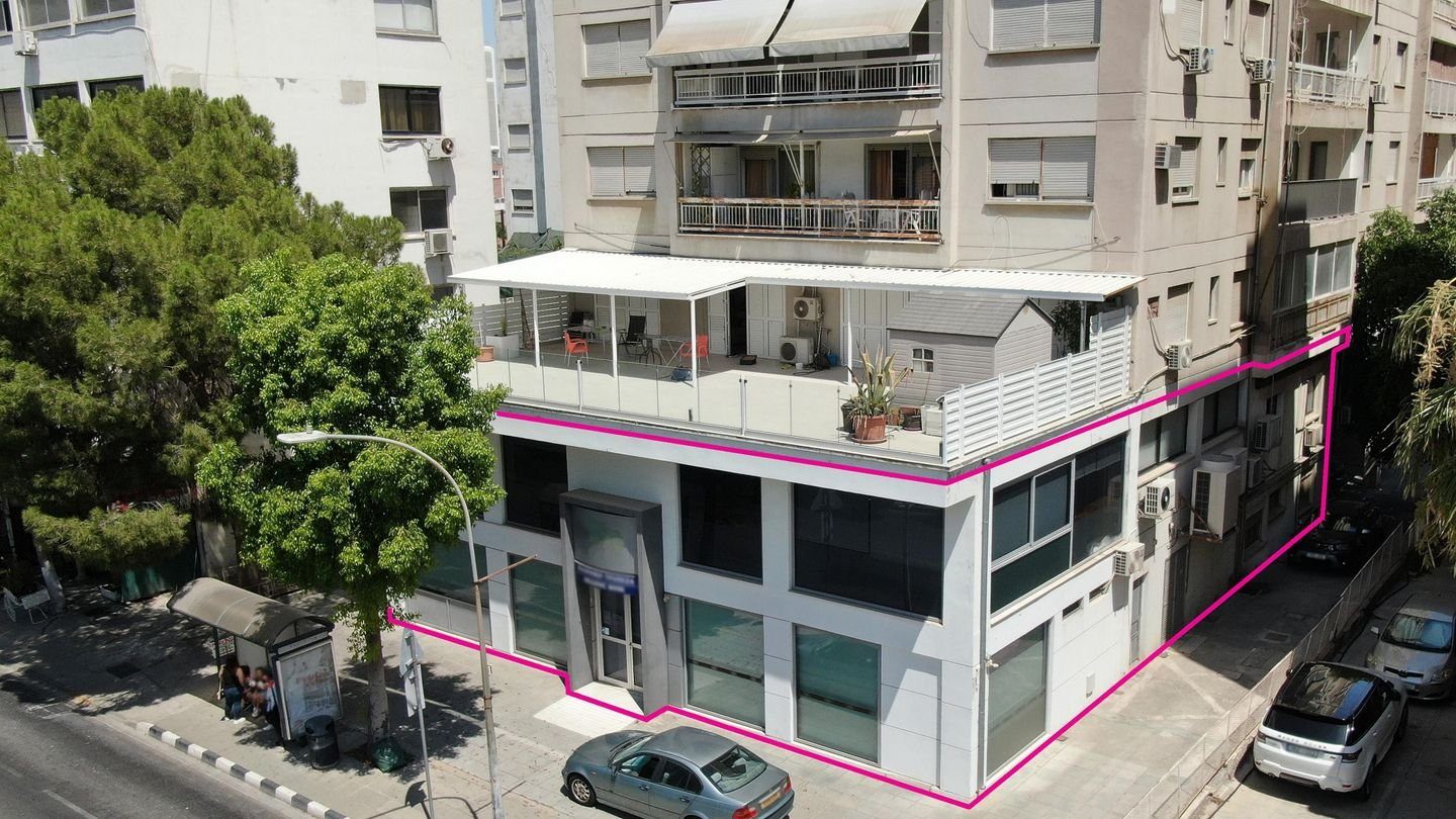 Shop with mezzanine in Agioi Omologites, Nicosia photo 1