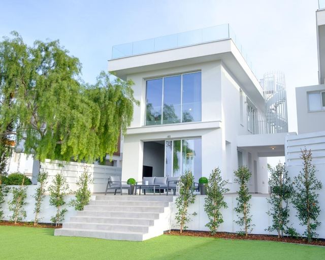 5 BR Detached house in Dromolaxia, Larnaca