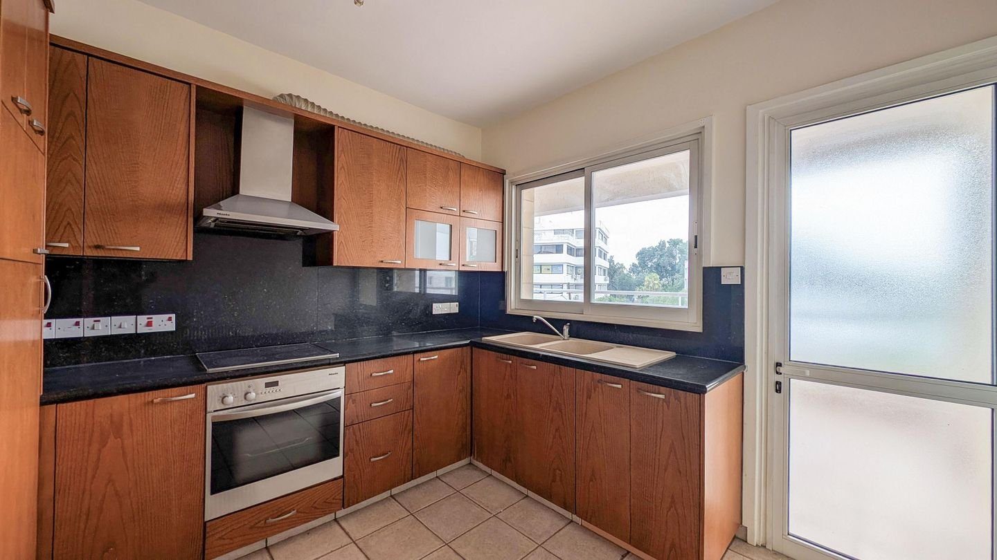 3 BR Apartment in Strovolos, Nicosia photo 8