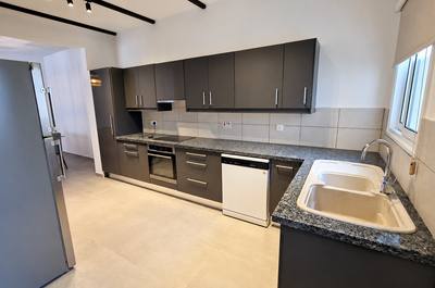 2 BR Entire-Floor Apartment in Agia Zoni, Limassol thumbnail 5