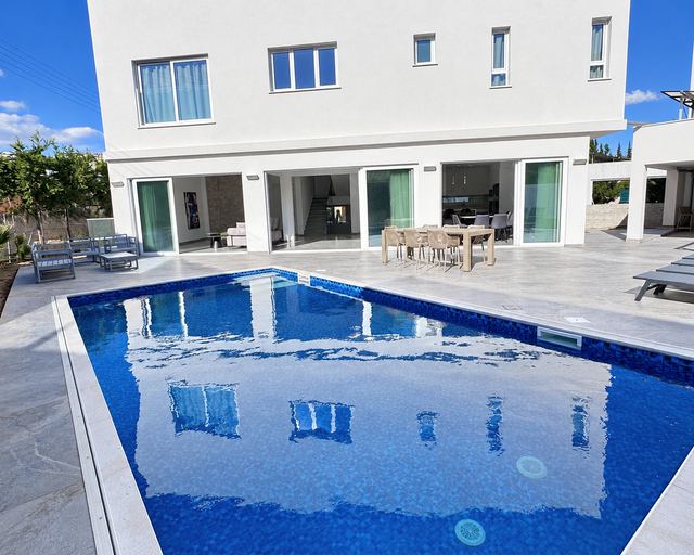 5 BR House with Privat Swimming Pool in Agios Tychonas, Limassol