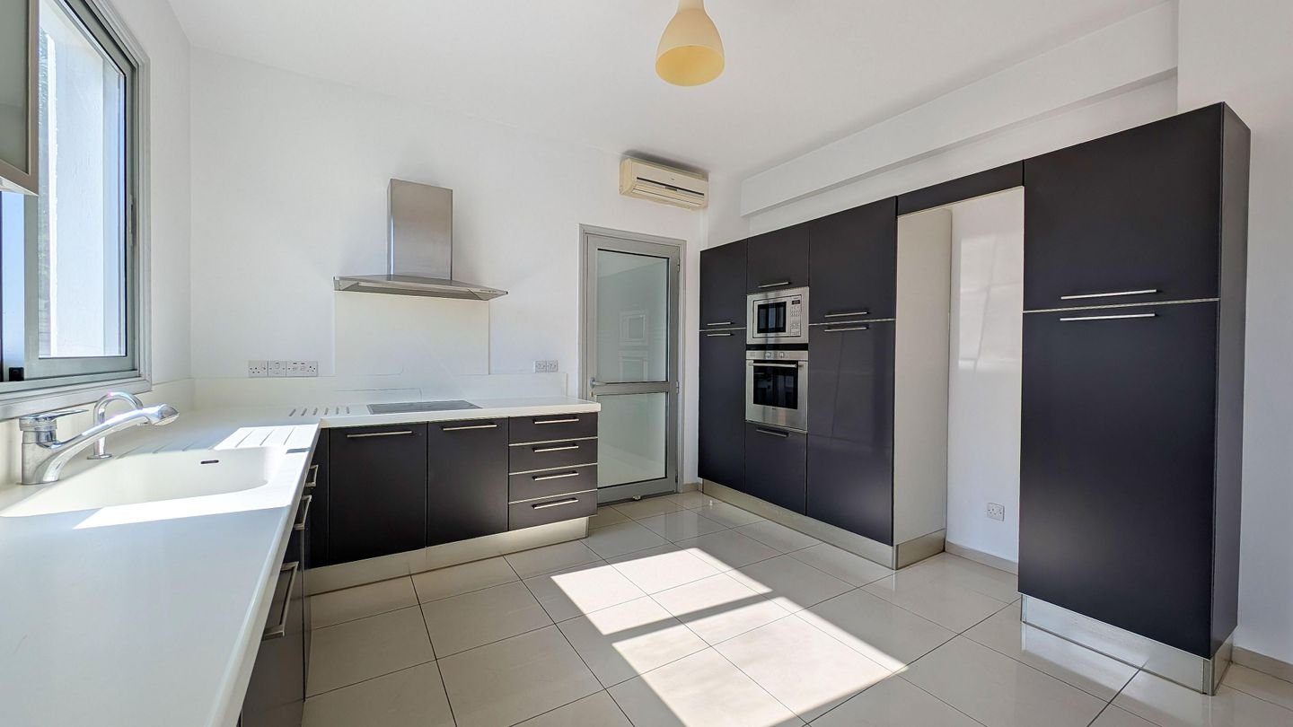 Four-Bedroom House with attic in Lakatamia, Nicosia photo 9