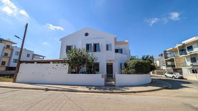 Four-Bedroom House with attic in Lakatamia, Nicosia thumbnail 6