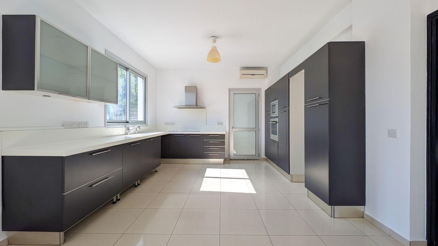 Four-Bedroom House with attic in Lakatamia, Nicosia photo 10