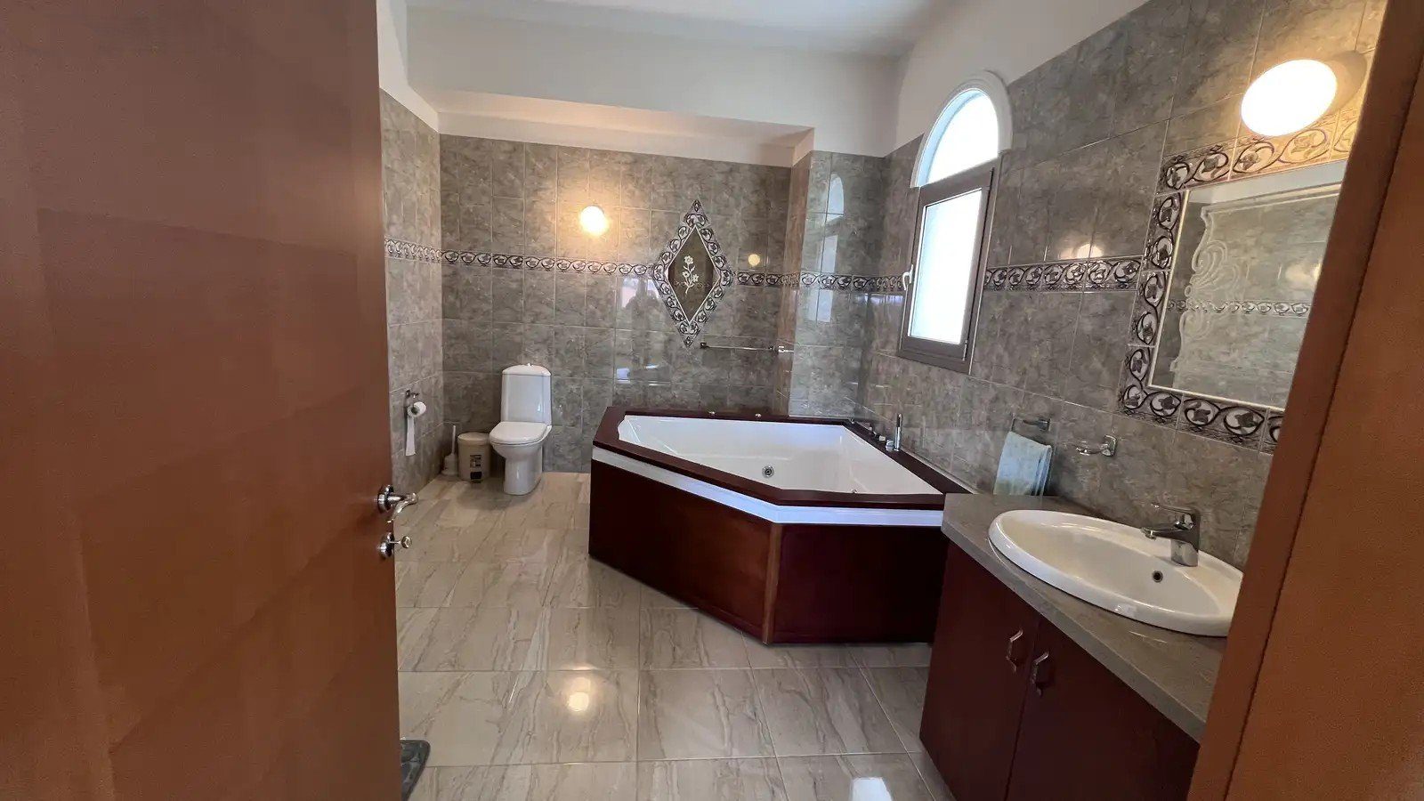 6 BR Detached House in Asomatos, Limassol photo 15