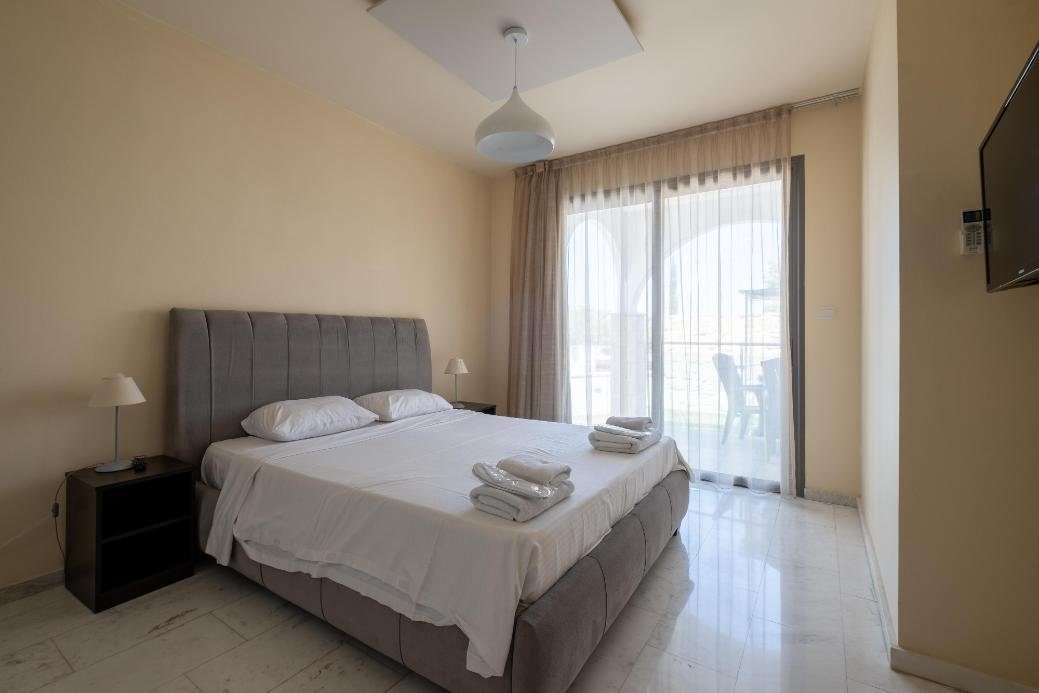 1-bedroom apartment with jacuzzi in Latchi, Paphos — photo 4