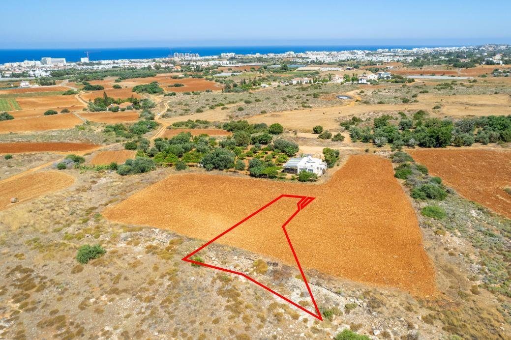 Shared residential field in Deryneia, Famagusta — photo 4