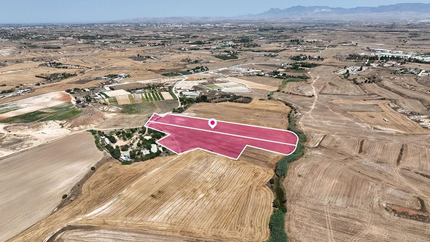 Two adjacent agricultural fields in Pano Deftera, Nicosia — photo 3