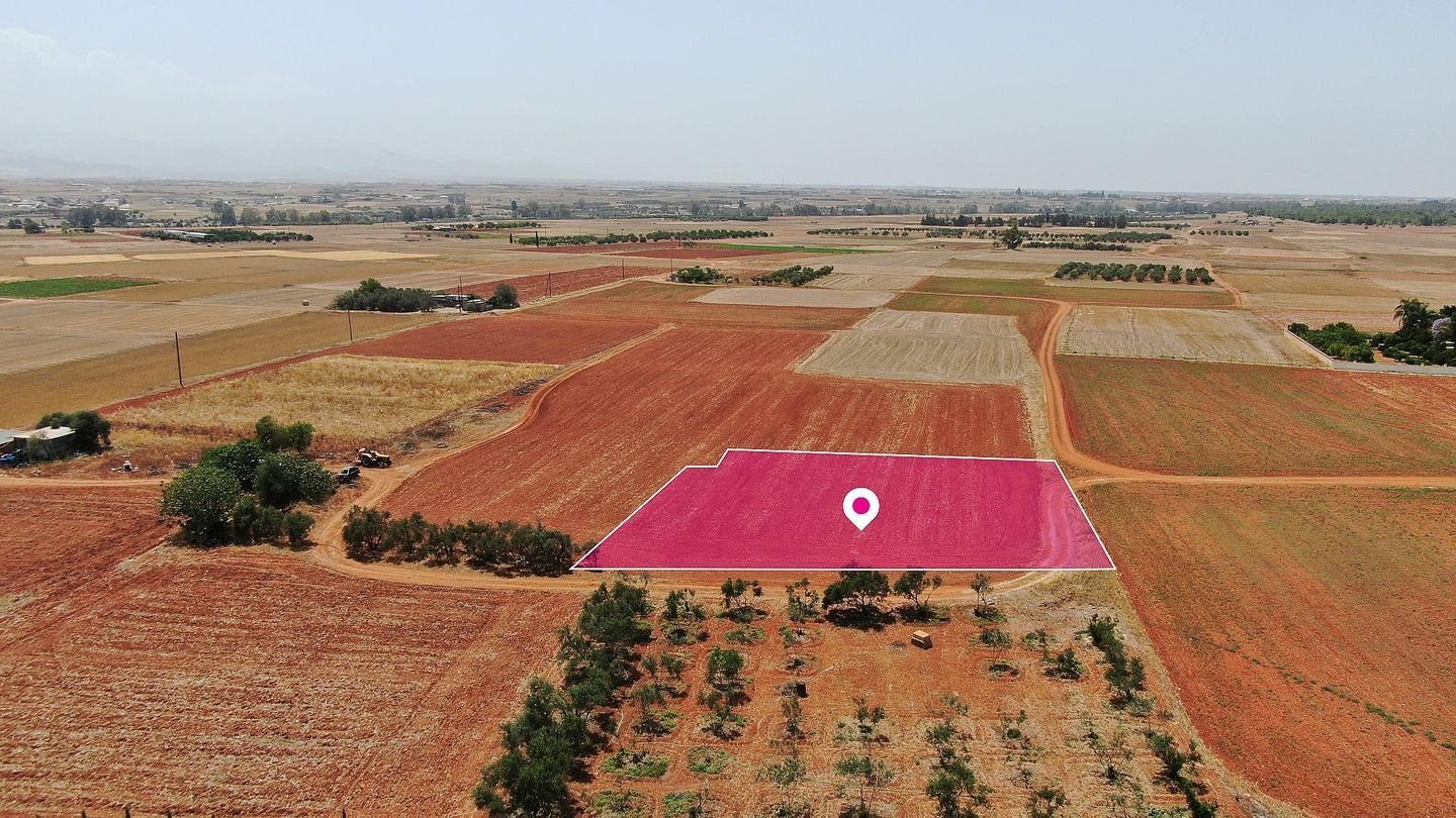 Residential field in Palaiometocho, Nicosia photo 1