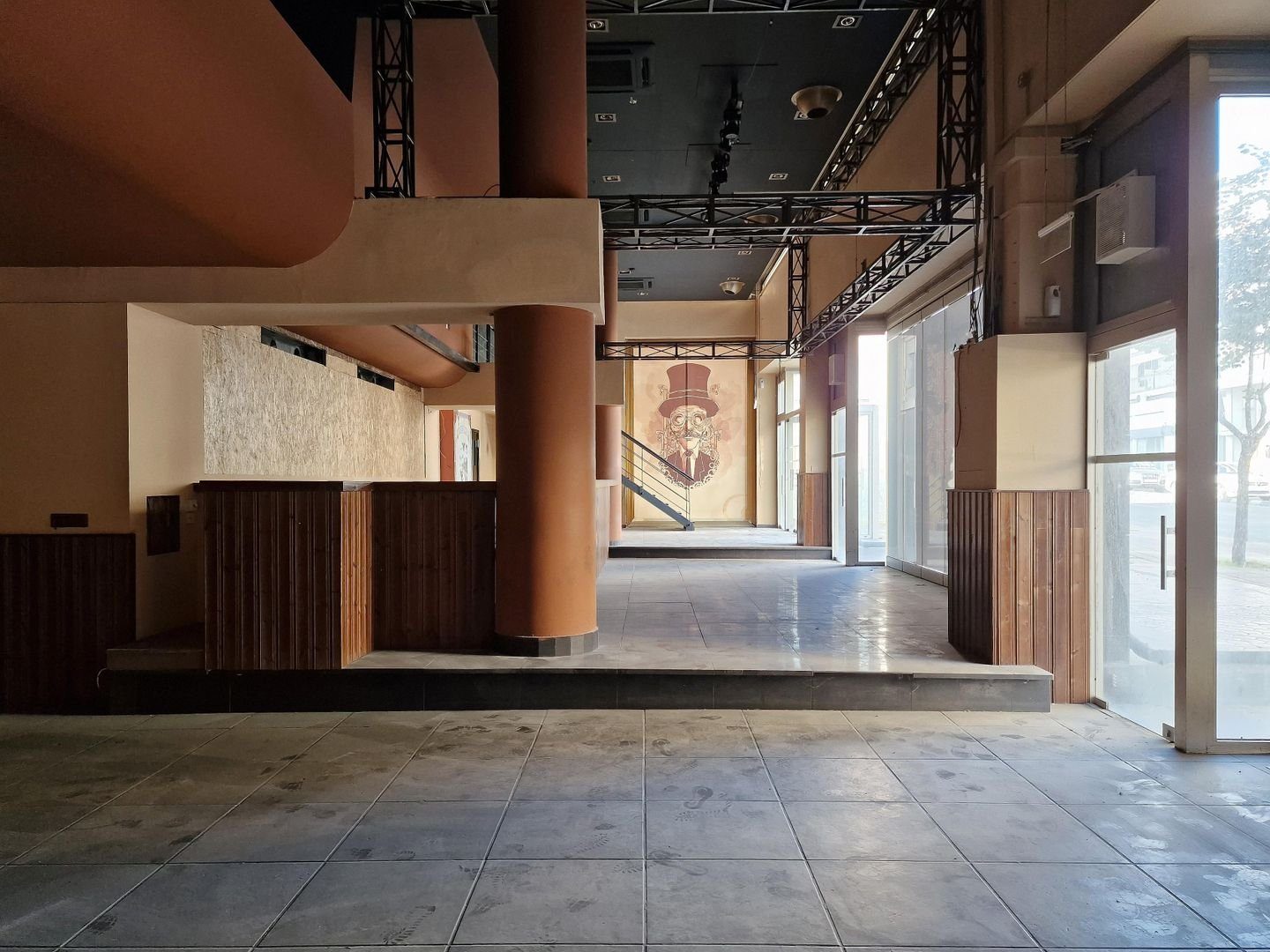 Former Café-Bar-Restaurant in Prime Central Location photo 10