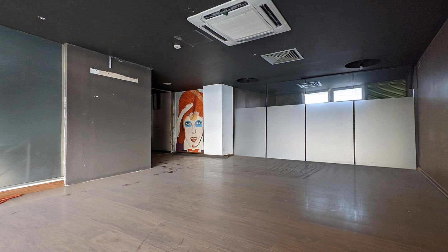 Former Café-Bar-Restaurant in Prime Central Location photo 13