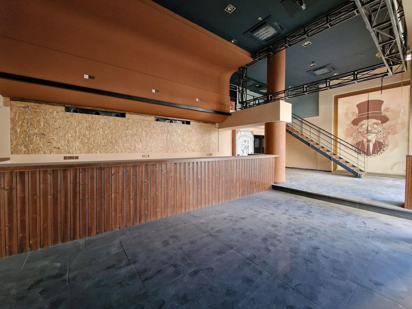 Former Café-Bar-Restaurant in Prime Central Location — photo 3
