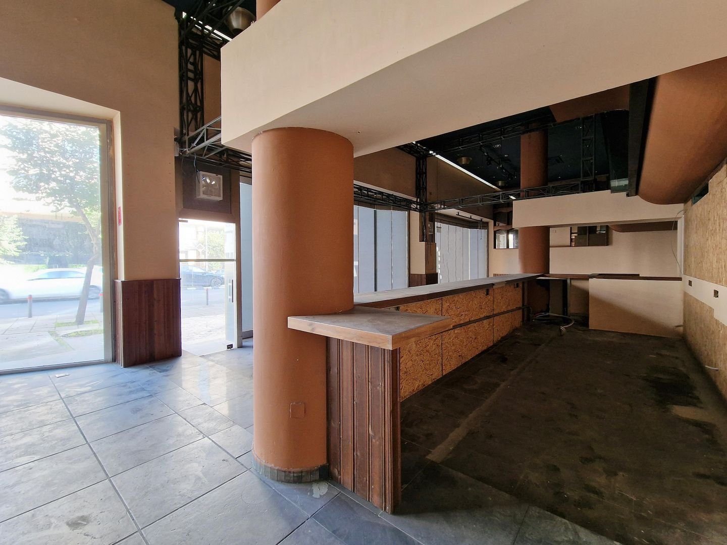 Former Café-Bar-Restaurant in Prime Central Location — photo 7