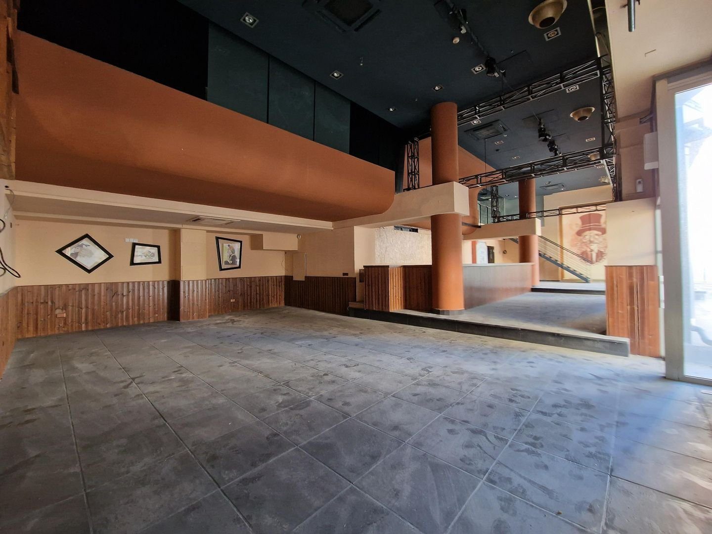 Former Café-Bar-Restaurant in Prime Central Location — photo 8