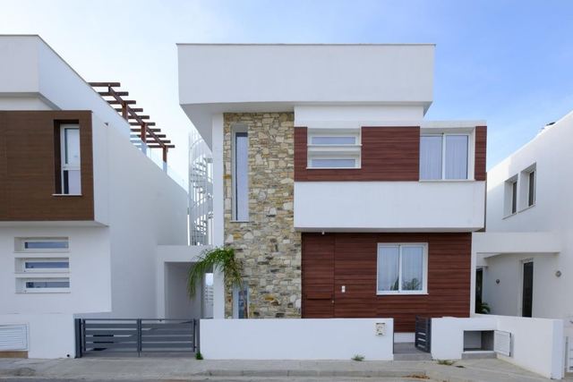 5 BR Detached house in Dromolaxia, Larnaca