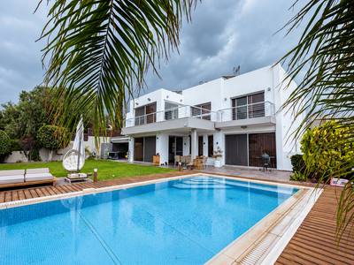 4 BR Villa with Private Swimming Pool in Agios Athanasios, Limassol thumbnail 25