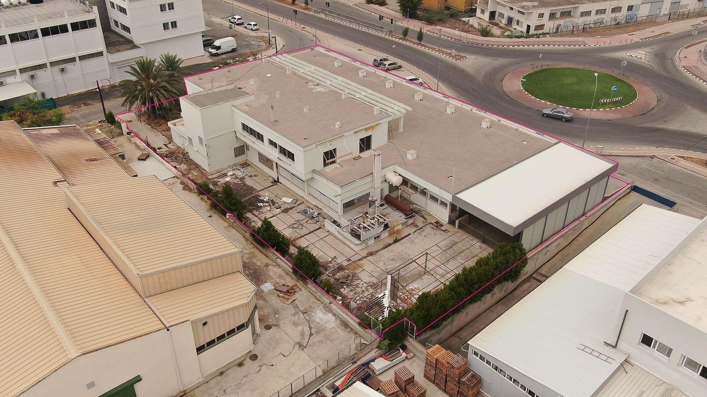 Building with Showroom in Kaimakli, Nicosia — photo 4