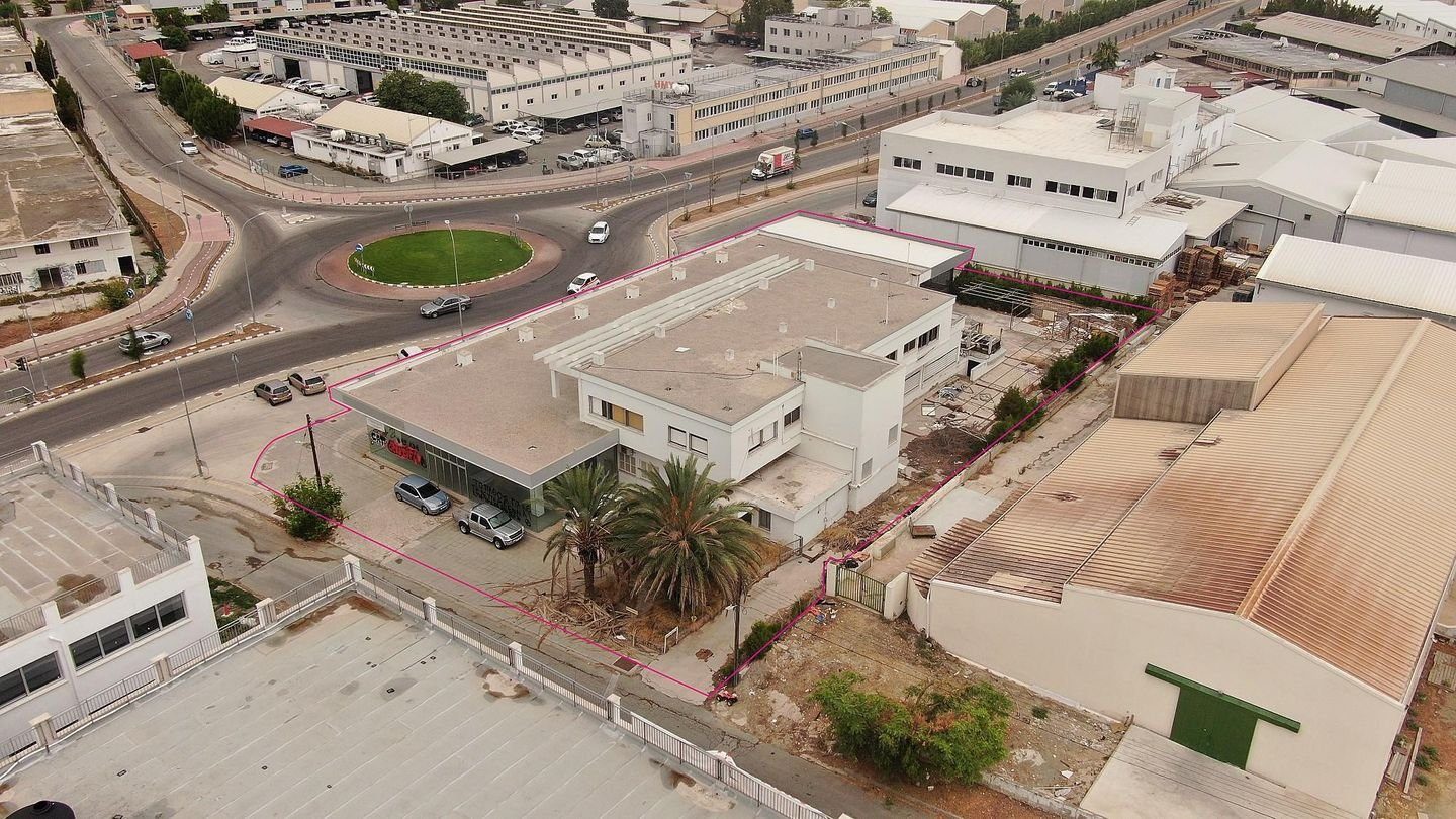 Building with Showroom in Kaimakli, Nicosia — photo 3