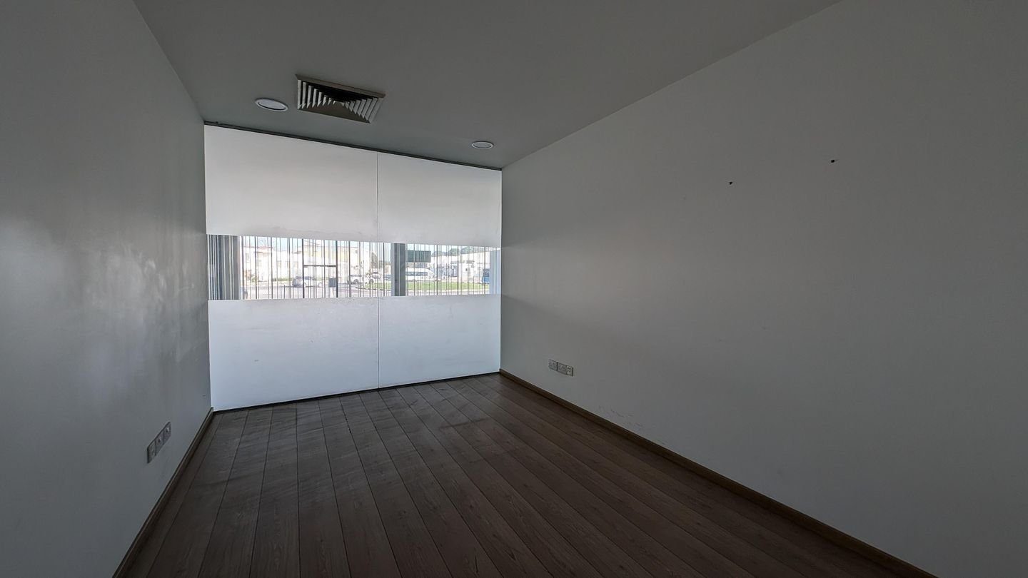 Building with Showroom in Kaimakli, Nicosia — photo 6