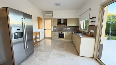 5 BR Villa with Private Swimming Pool in Agios Tychonas, Limassol thumbnail 2
