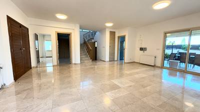 5 BR Villa with Private Swimming Pool in Agios Tychonas, Limassol thumbnail 3