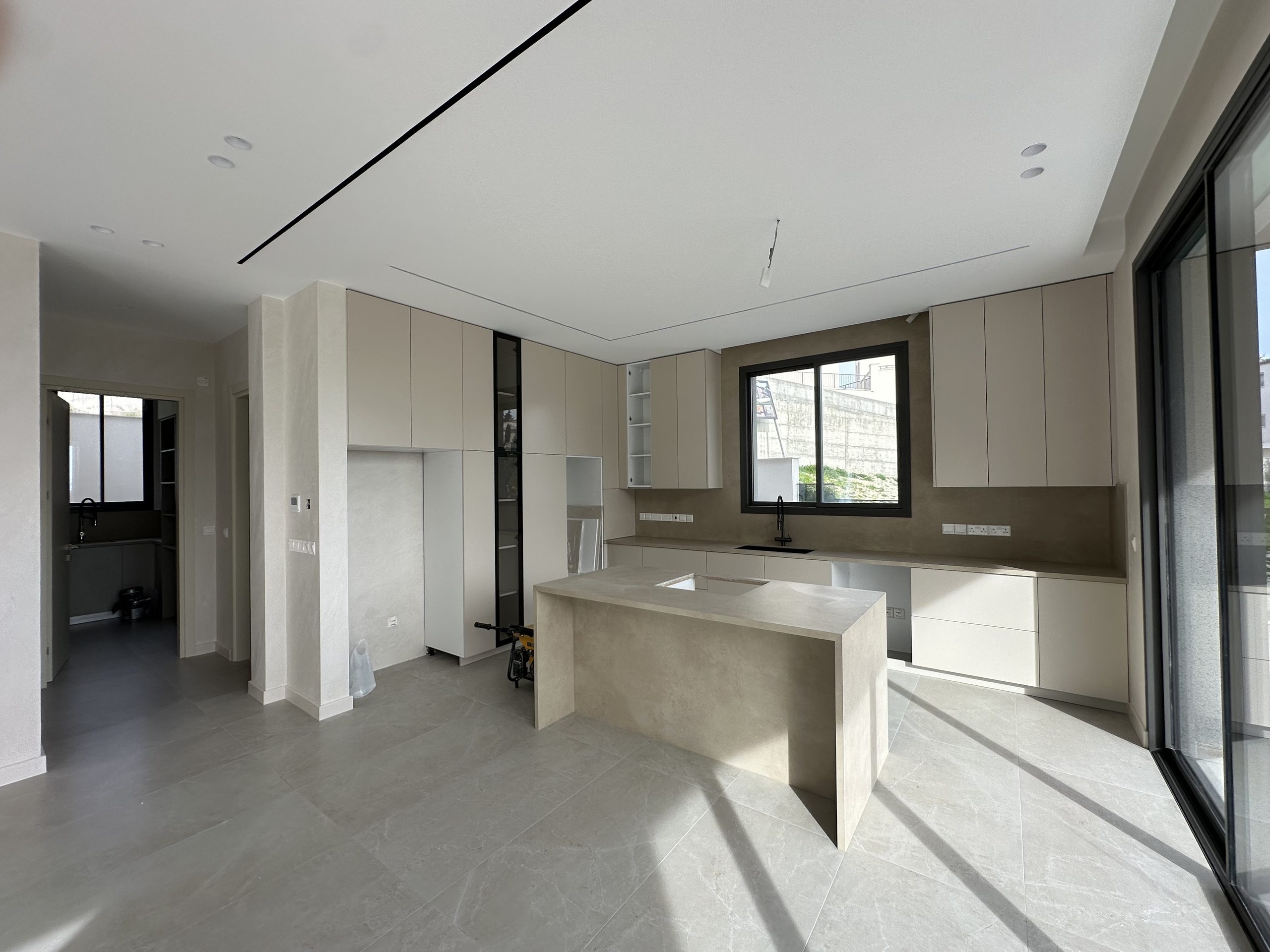 4 BR Luxury Villa in Agios Tychonas, Limassol photo 4