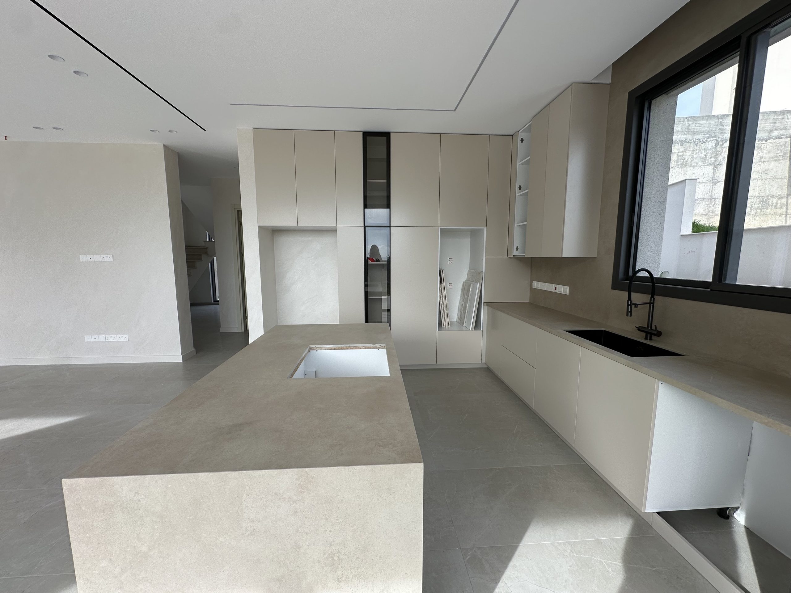 4 BR Luxury Villa in Agios Tychonas, Limassol photo 5