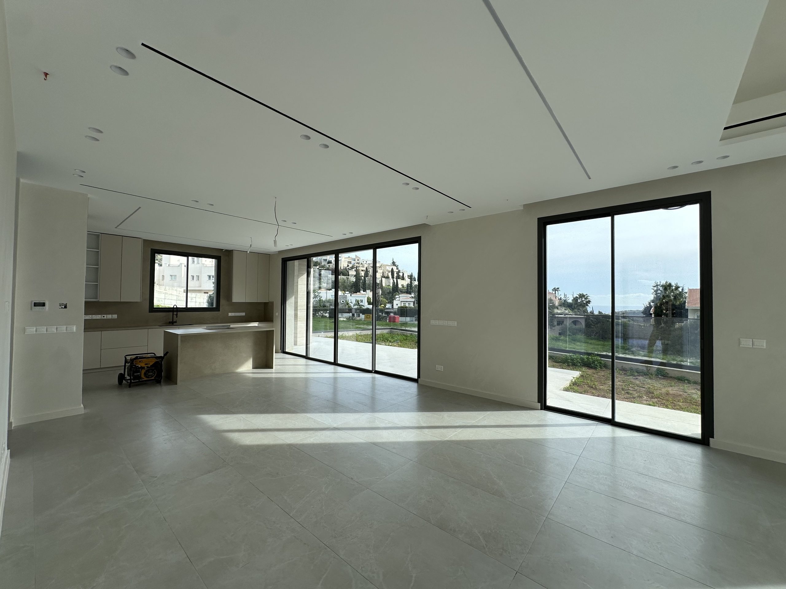 4 BR Luxury Villa in Agios Tychonas, Limassol photo 2