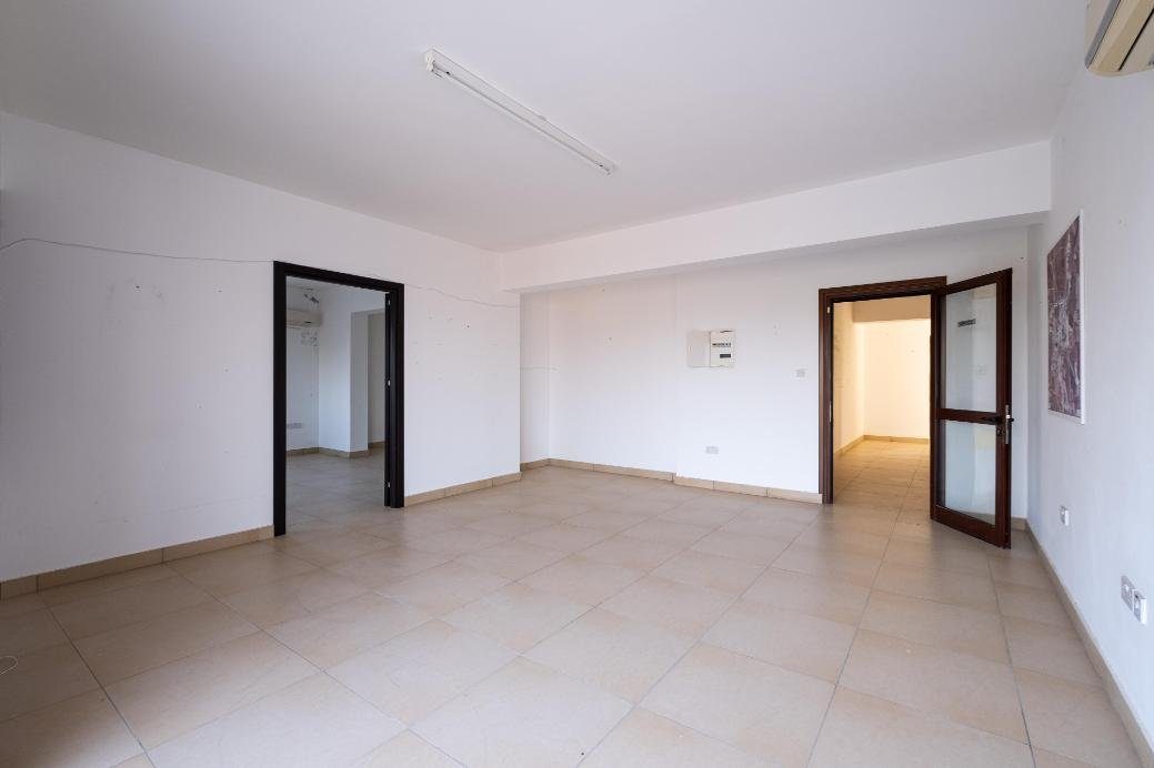 Three-storey residential building in Deneia, Nicosia photo 12