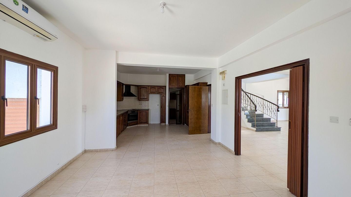 4 BR House in Aradippou, Larnaca photo 10