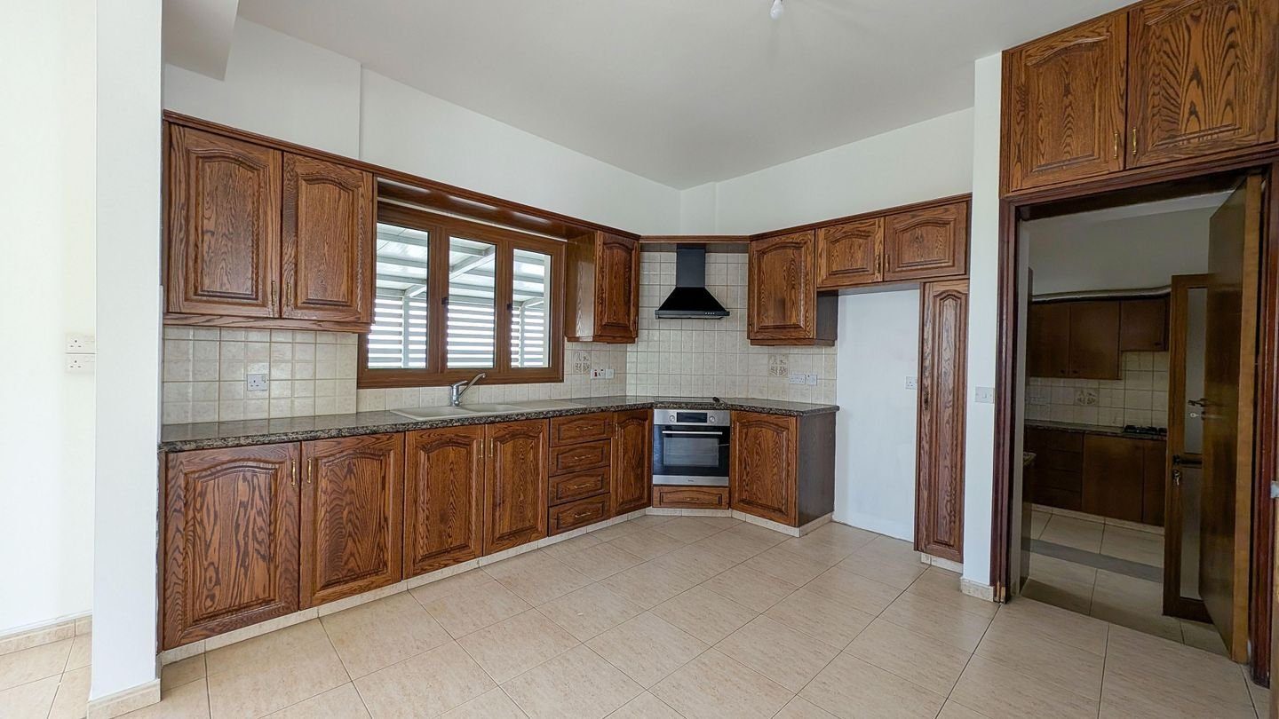 4 BR House in Aradippou, Larnaca photo 12