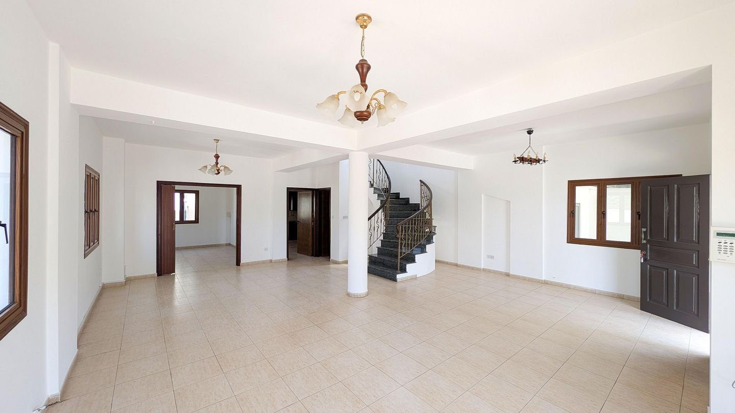 4 BR House in Aradippou, Larnaca photo 8