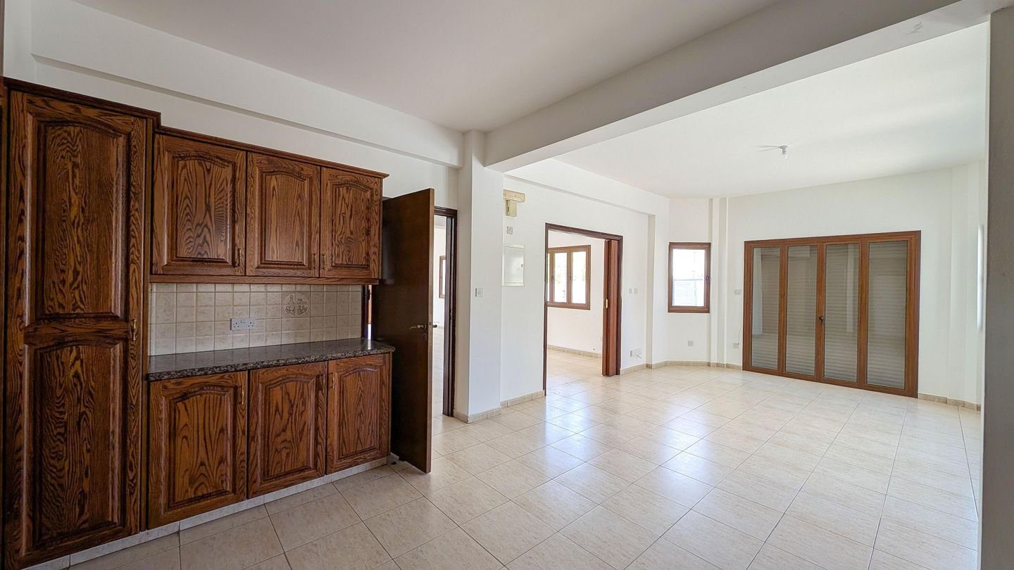 4 BR House in Aradippou, Larnaca photo 11