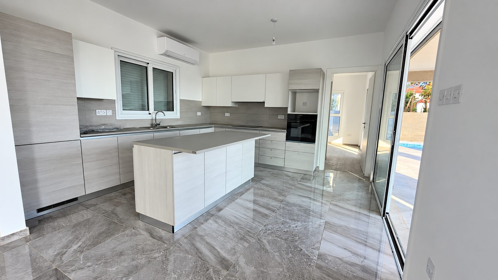 4 BR Villa with Private Swimming Pool in Potamos Germasogeias, Limassol — фото 2