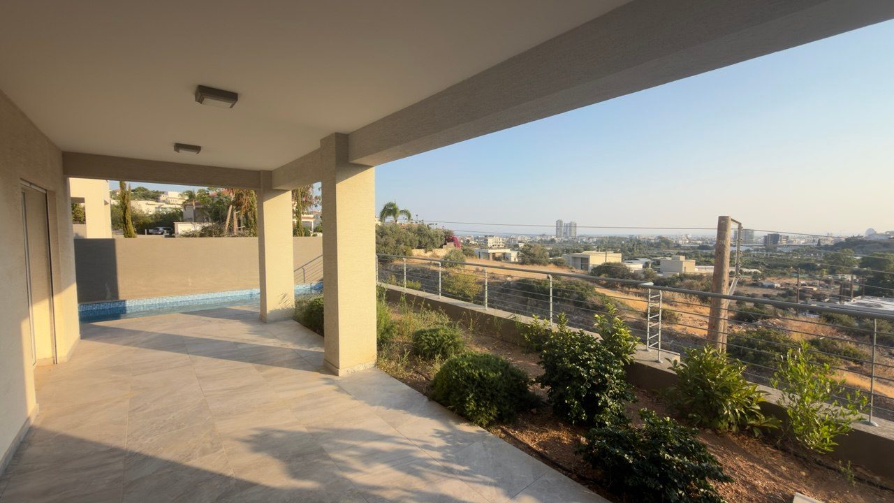 4 BR Villa with Private Swimming Pool in Potamos Germasogeias, Limassol photo 16