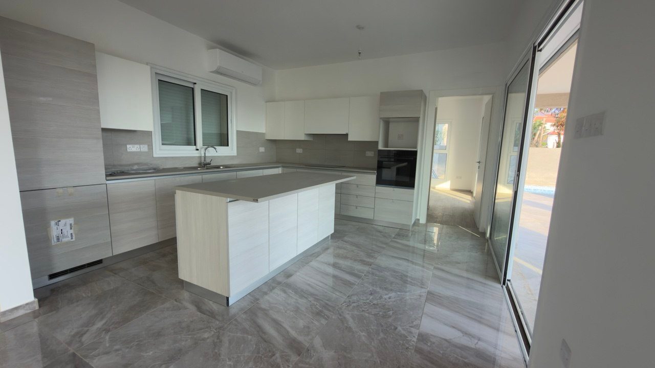 4 BR Villa with Private Swimming Pool in Potamos Germasogeias, Limassol photo 3