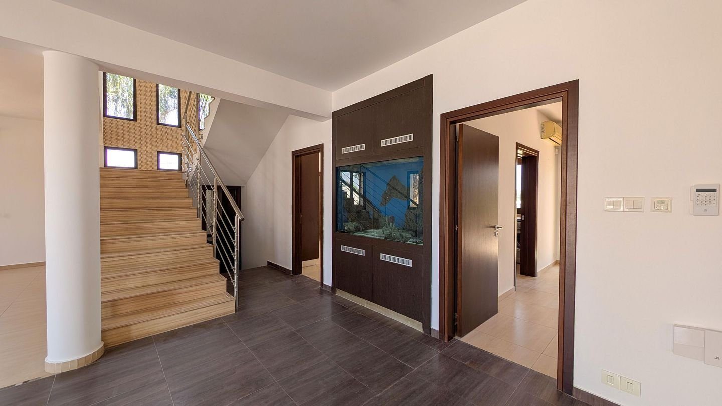 Four-Bedroom mansion in Livadia, Larnaca photo 9