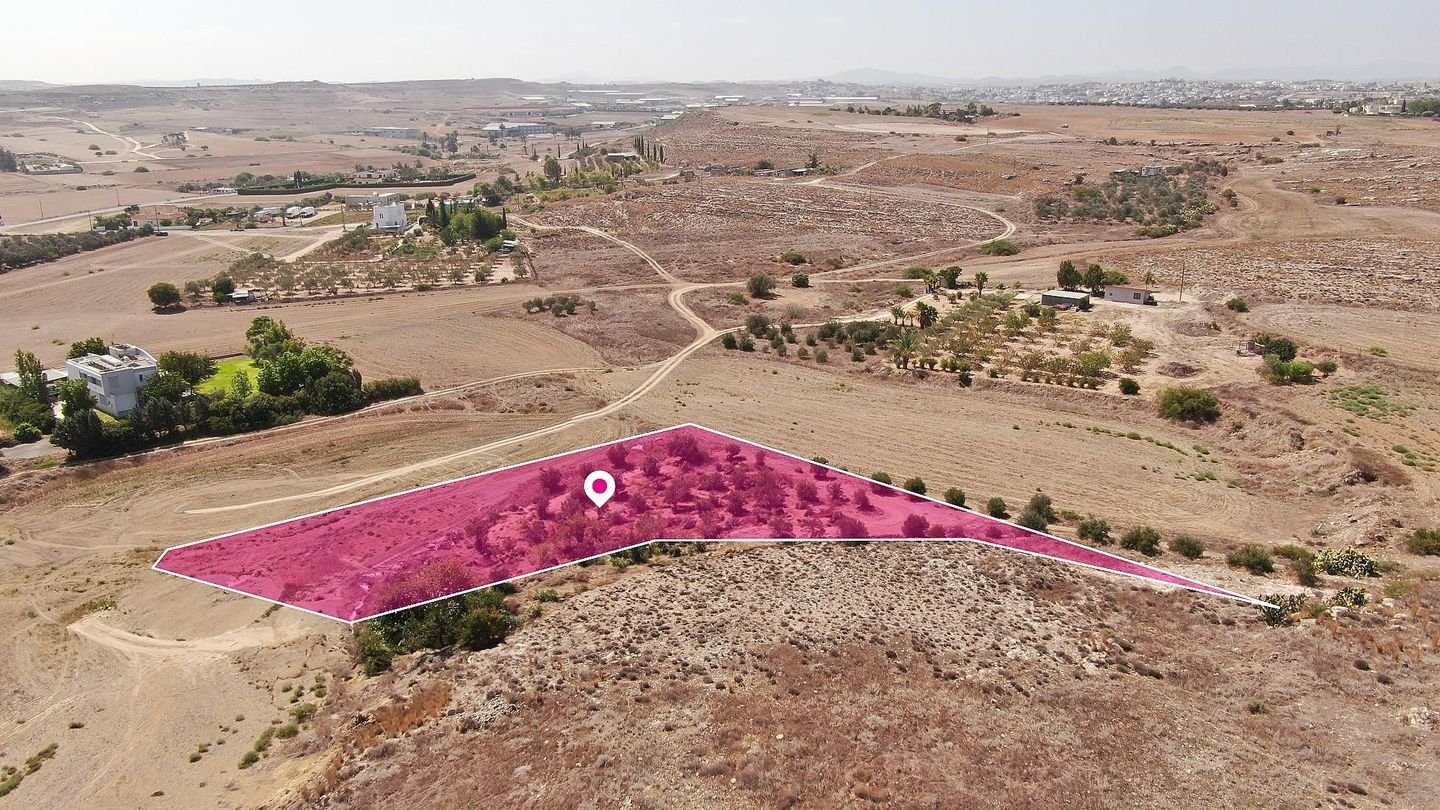 Residential field in Geri Nicosia photo 1